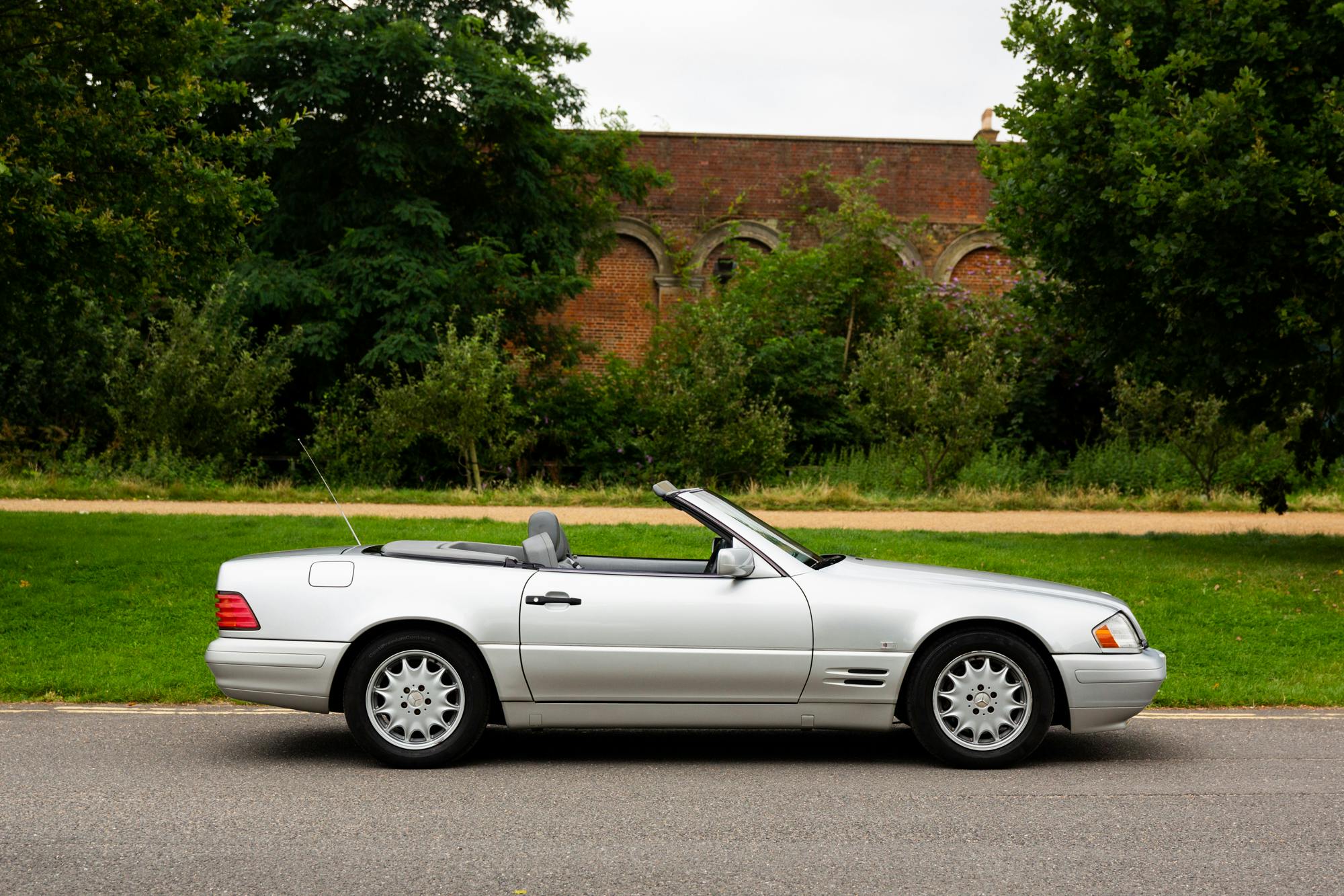 1997 MERCEDESBENZ (R129) SL500 for sale by auction in London, United